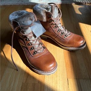 Brown Winter Boots with Fur Lining and Lace-Up Design